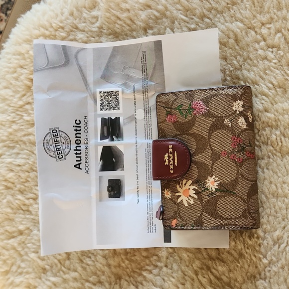 Gorgeous NWOT Coach Signature Wildflower Bi-fold Snap Front Wallet 🩷🌼 - Picture 16 of 16